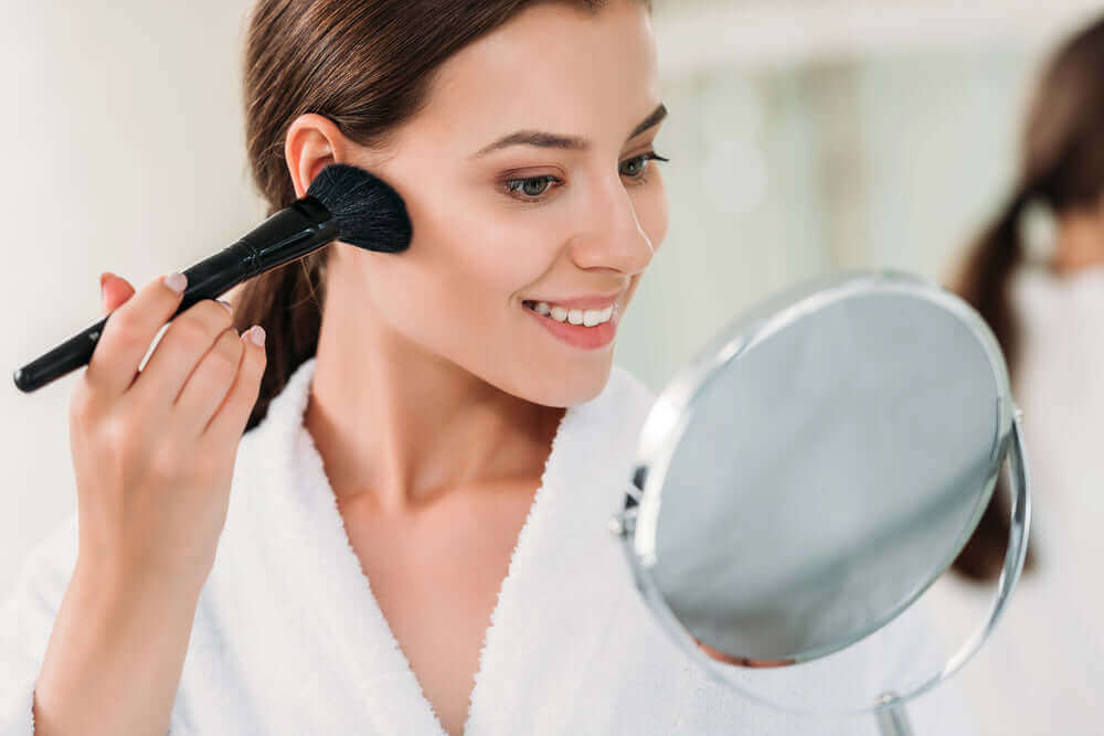 4 Lighted Makeup Mirrors To Perfect Your Glam Routine