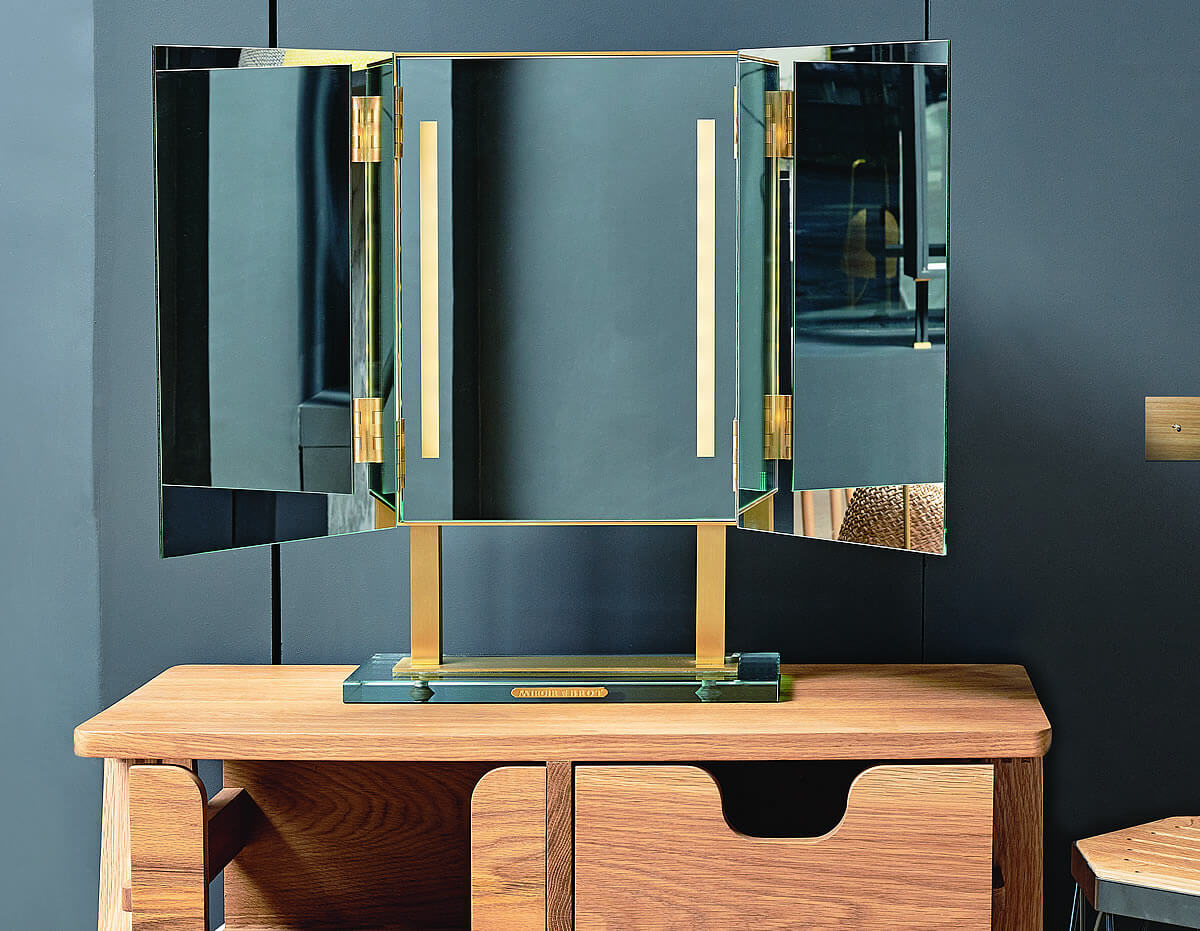 Big enough and beautiful enough to become an impressive point of focus in your decorating scheme - the Miroir Brot "Start7quot;.