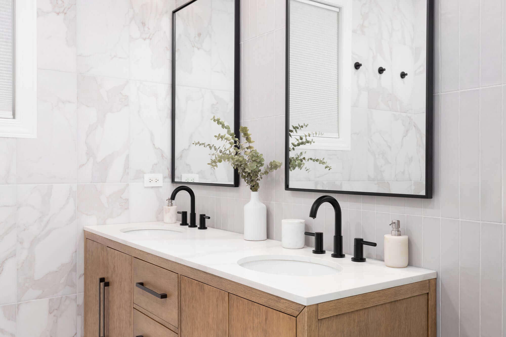 The Top 4 Black Vanity Mirrors For A Timeless Bathroom Style
