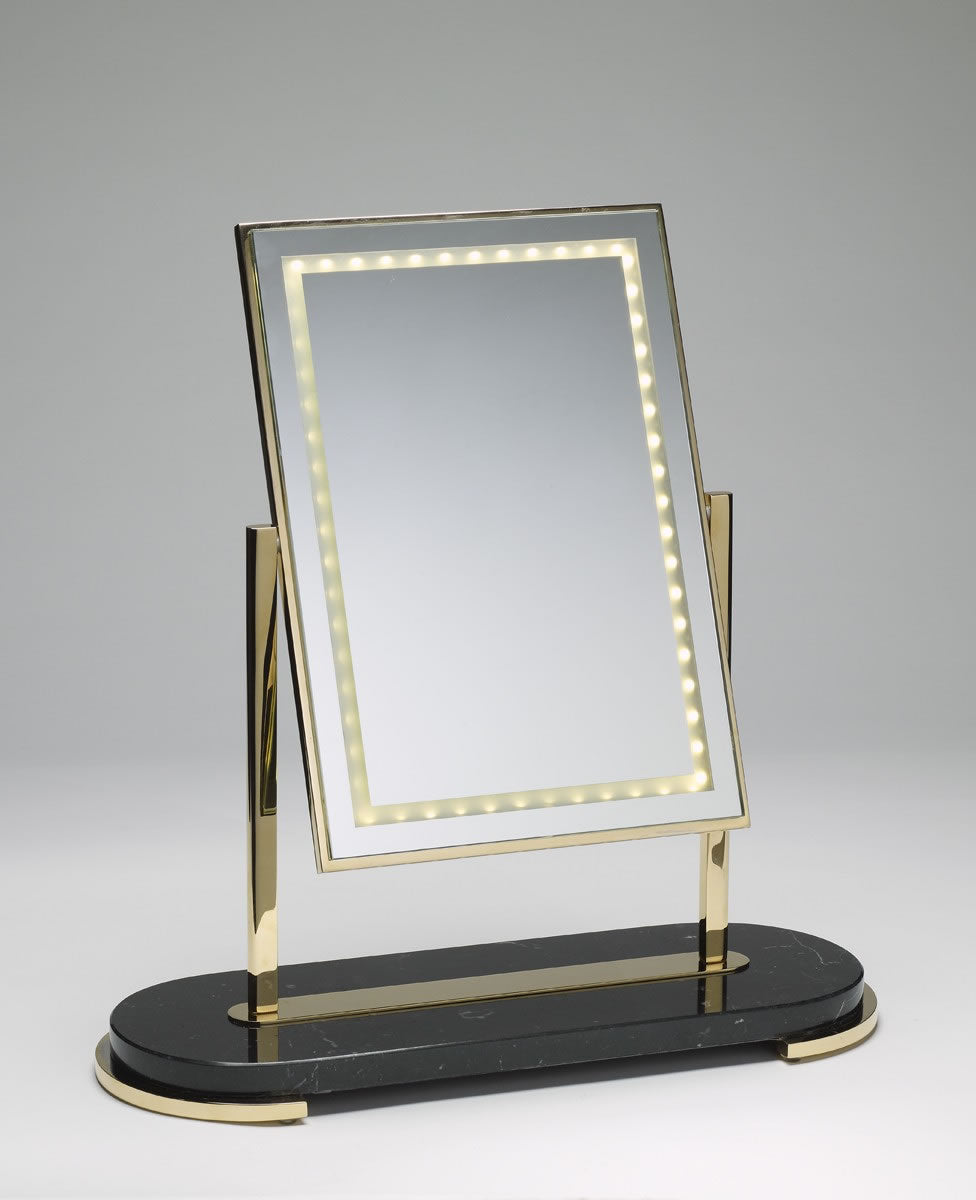 The obverse of the Mon Beau prvided an unobstructed, LED lighted view.